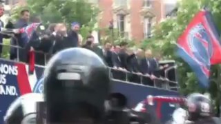 PSG CHAMPION - parade parisienne sur le bus à impériale