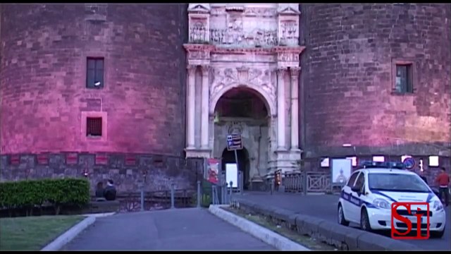 Napoli - Il Maschio Angioino si tinge di rosa contro l'omofobia (18.05.13)