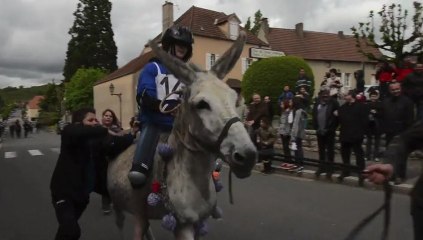 MONTCENIS - Course aux ânes