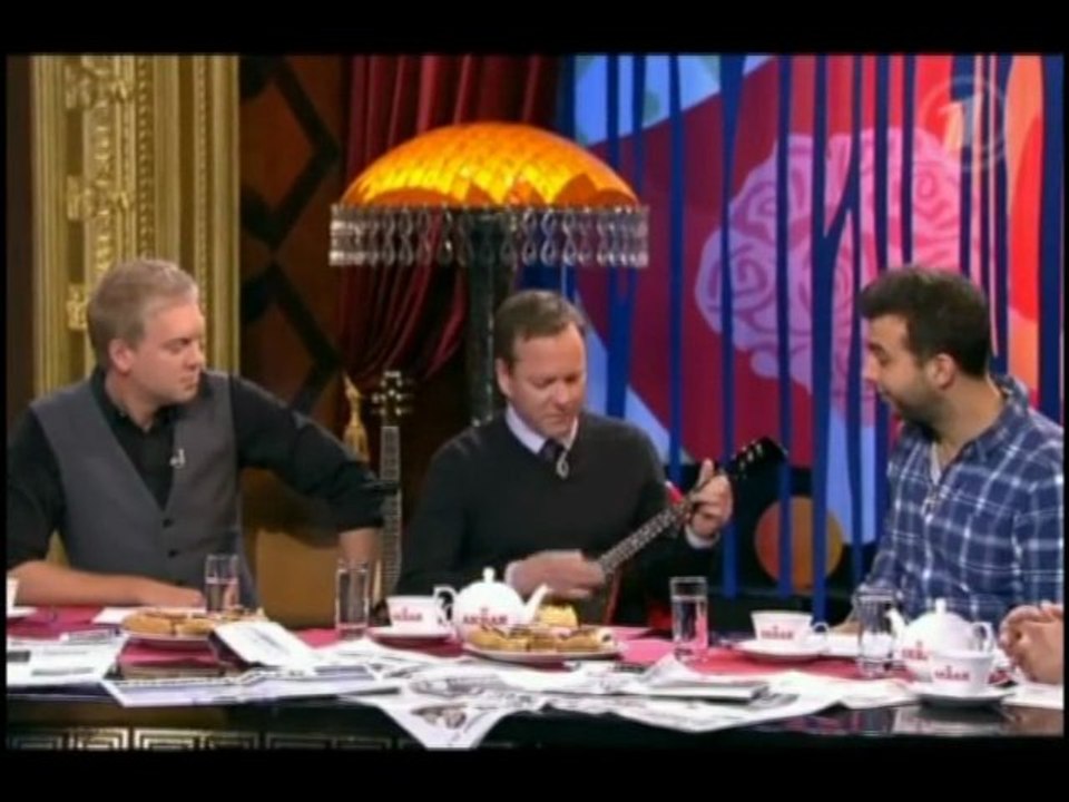 Kiefer Sutherland plays Guitar in the Russian TV