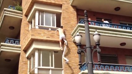 Un amant s'échappe par la fenêtre