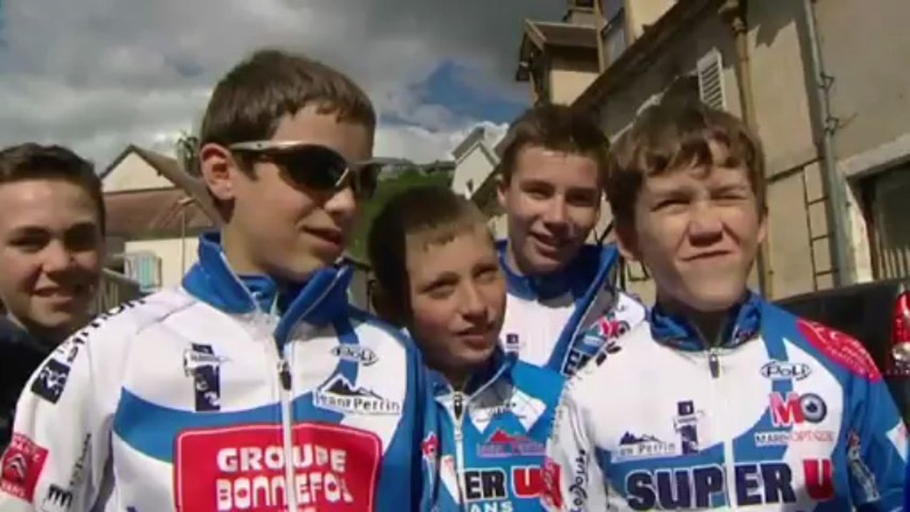 Interview d'enfants fan de vélo à Ornans sur la ligne d'arrivée