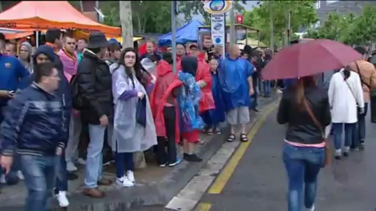 Seguidores del Barça acuden al Camp Nou para celebrar el título de Liga