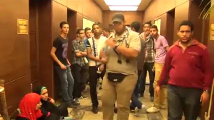 طلاب تعليم مفتوح بتجارة الإسكندرية يعتصمون أمام مكتب العميد لتنفيذ مطالبهم