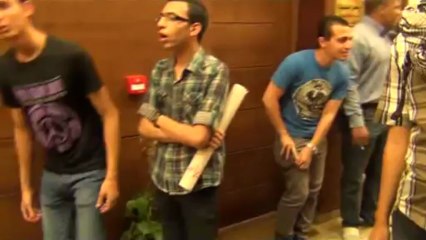 طلاب تعليم مفتوح بتجارة الإسكندرية يعتصمون أمام مكتب العميد لتنفيذ مطالبهم