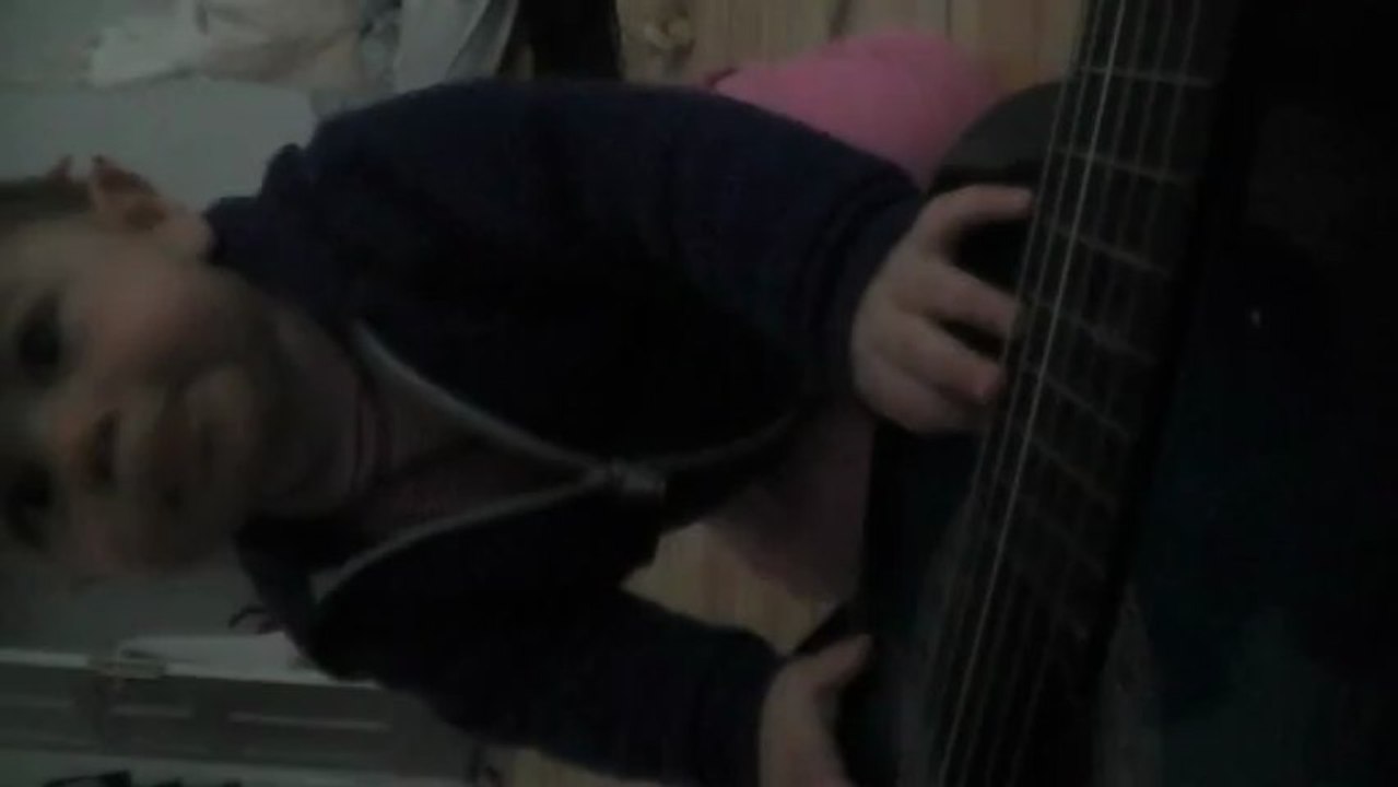 Lenz Duran spielt Gitar