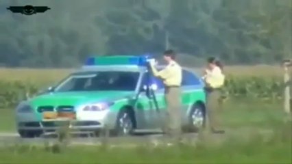 Un motard passe devant la police à 300 km/h