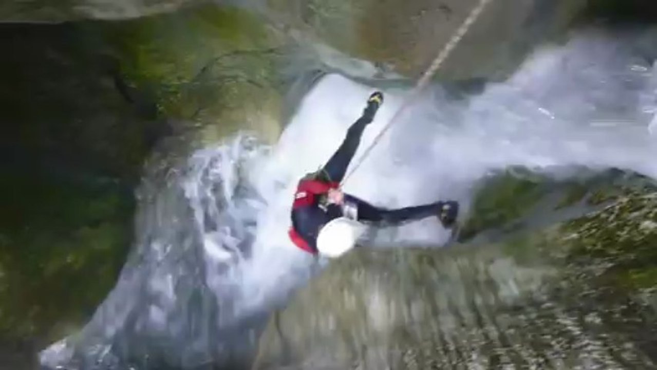Canyon de Pissevieille (Ardèche) : petit rappel dans les étroitures.