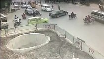 Chinois à scooter tombe dans un trou
