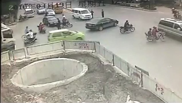 Chinois à scooter tombe dans un trou