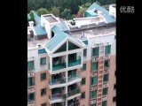 Enfants font du toboggan sur le toit d'un immeuble (Chine)