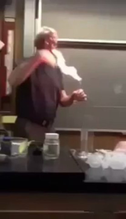 un prof prend feu