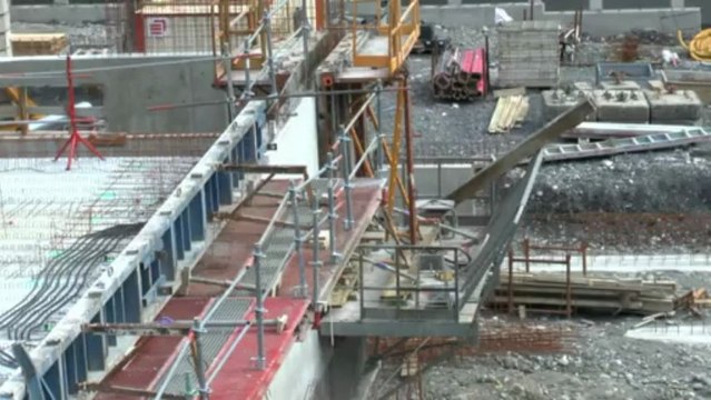 LES W-D.D. MICHOU NEWS - 12 AVRIL 2013 - DERNIERE MINUTE - POSE DU TOIT SUR LE STADE NAUTIQUE.