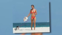Joanna Krupa en bikini avec son chiot
