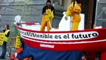 Acción de Greenpeace frente Ministerio de Cañete. Entrevista responsable campaña océanos