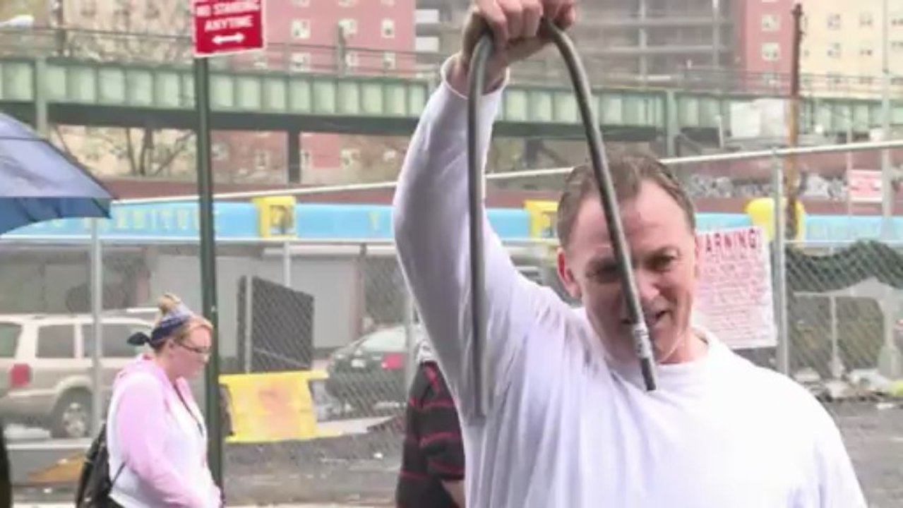 92-Jähriger zieht Auto mit den Zähnen