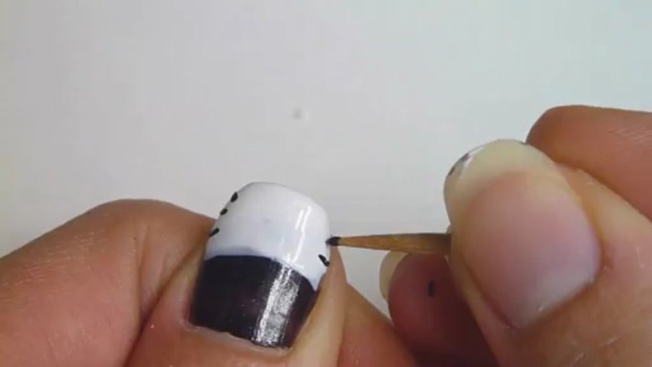 Hello Kitty Nail Art