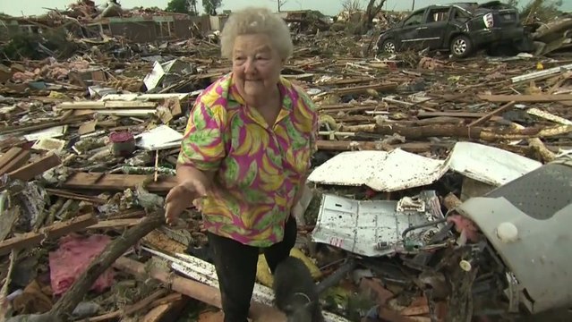 Oklahoma : une femme retrouve son chien vivant dans les décombres