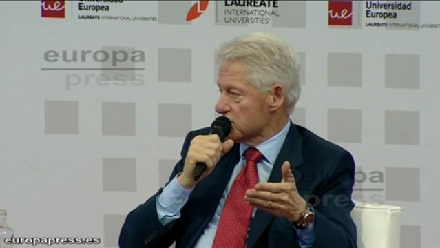 Clinton: Debemos a los jóvenes disculpas colectivas