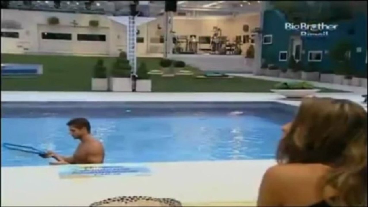Jonique conversando na piscina - 11.03