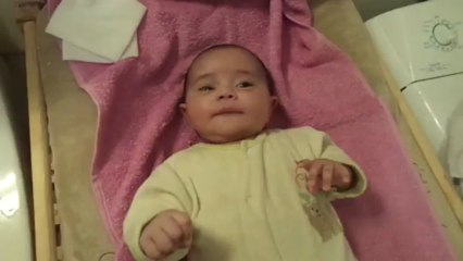 Manon mange sa main le 21.05.13