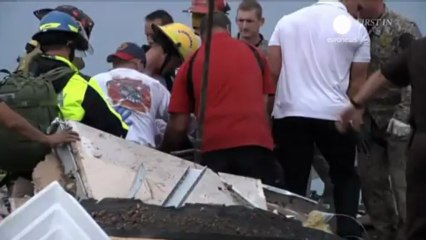 Los equipos de rescate encuentran con vida a un centenar...