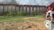 Un pont ferroviaire en feu s'effondre