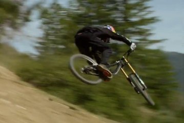 Aaron Gwin Blazes a Downhill MTB Trail in California