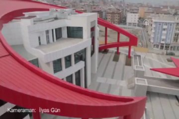 Türk bayrağı şeklinde bina