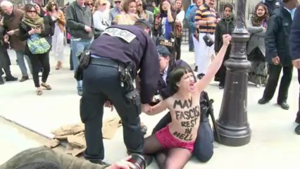 Une Femen dénonce l'homophobie à Notre-Dame de Paris