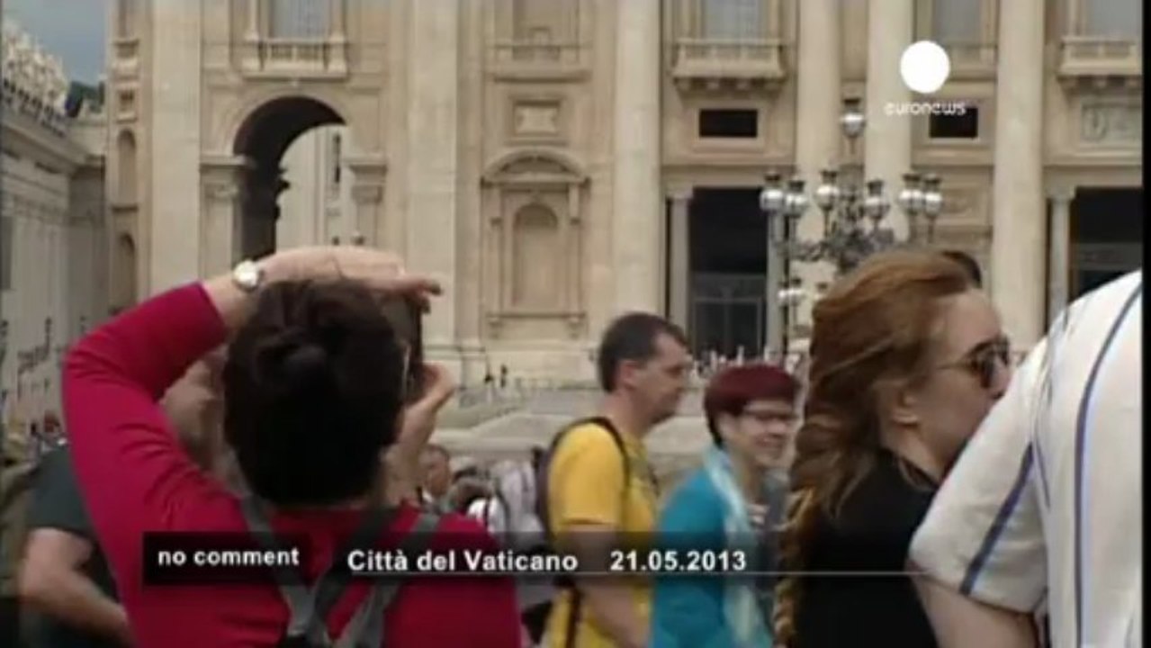 Un individu escalade la basilique... - no comment