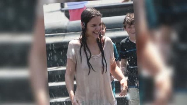 Katie Holmes trempée en t-shirt pendant qu'elle joue dans une fontaine