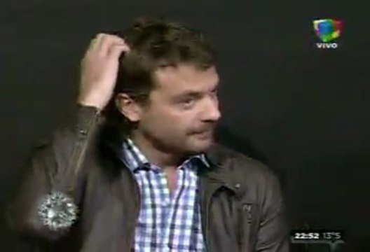 Pedro en Intratables 4 (tocándose la cabeza como le pidió el Balita) - 22 de Mayo