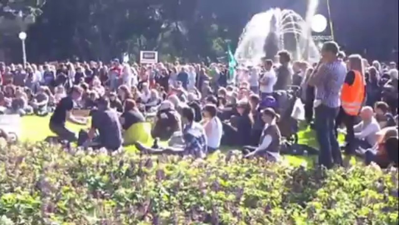 Première manifestation internationale simultanée...