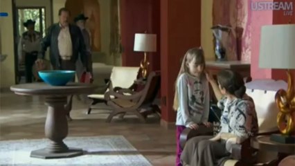 Señor bailando en el avion viaje