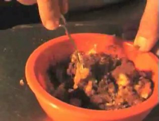 Pâte d'amande modelée en souris vertes