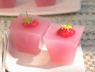Fraises en gelée de rhubarbe