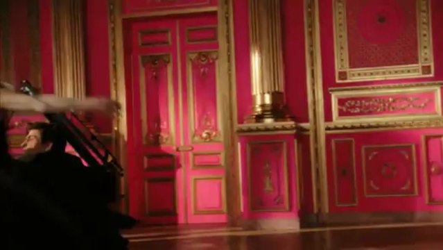 Léa Seydoux mène la danse pour Prada Candy