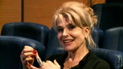 Fanny Ardant et la jeune fille aux cheveux blancs