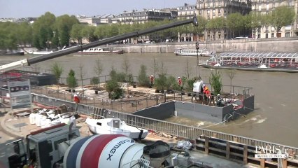 Le jardin flottant  au pied de la tour Eiffel prend forme