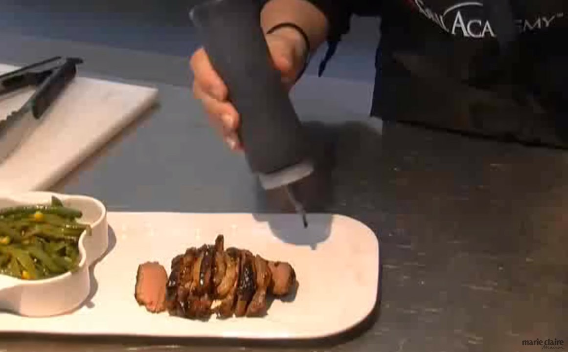 Magret de canard au miel et poivre de Sichouan, wok de légumes verts et  tarte fine à la mangue au barbecue