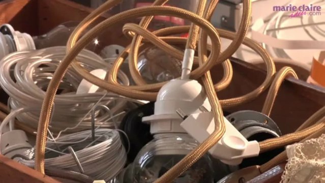 Jeanne Notari, créatrice de lampes en dentelle ancienne.