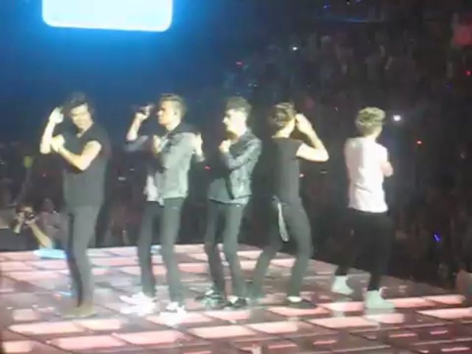 One Direction dancing La Macarena, Barcelona