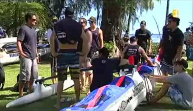 la pesée des pirogues aujourd'hui, à J-1 du départ de la Tahiti Nui Va'a... 53 équipages à la Pointe Vénus