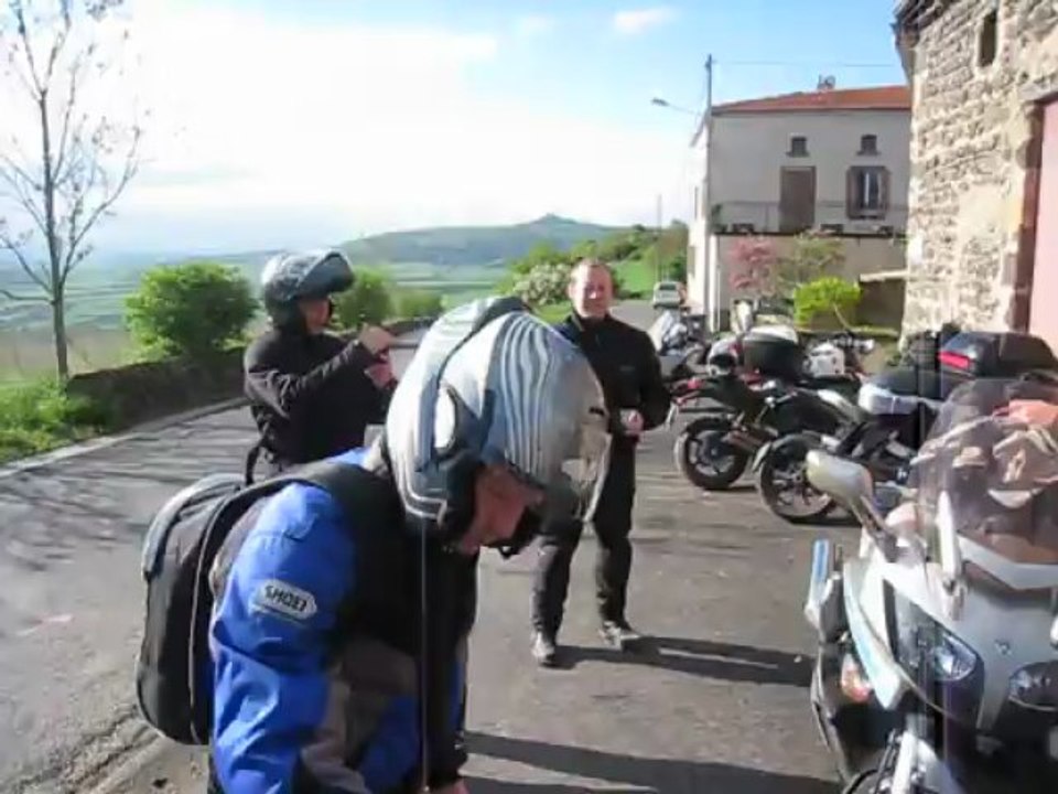 100513 Moto Auvergne 9707 groupe (Chalus).AVI