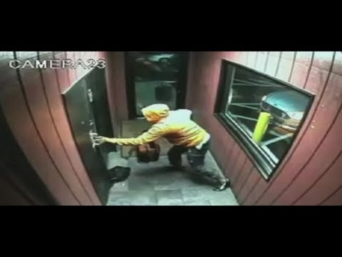 Homme ouvre le feu avec un AK-47 dans un strip club