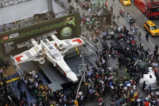 Un vaisseau Star Wars en Lego présenté à Times Square