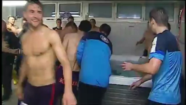 Το μπάνιο του ρεπόρτερ από τους παίκτες της Αούστρια