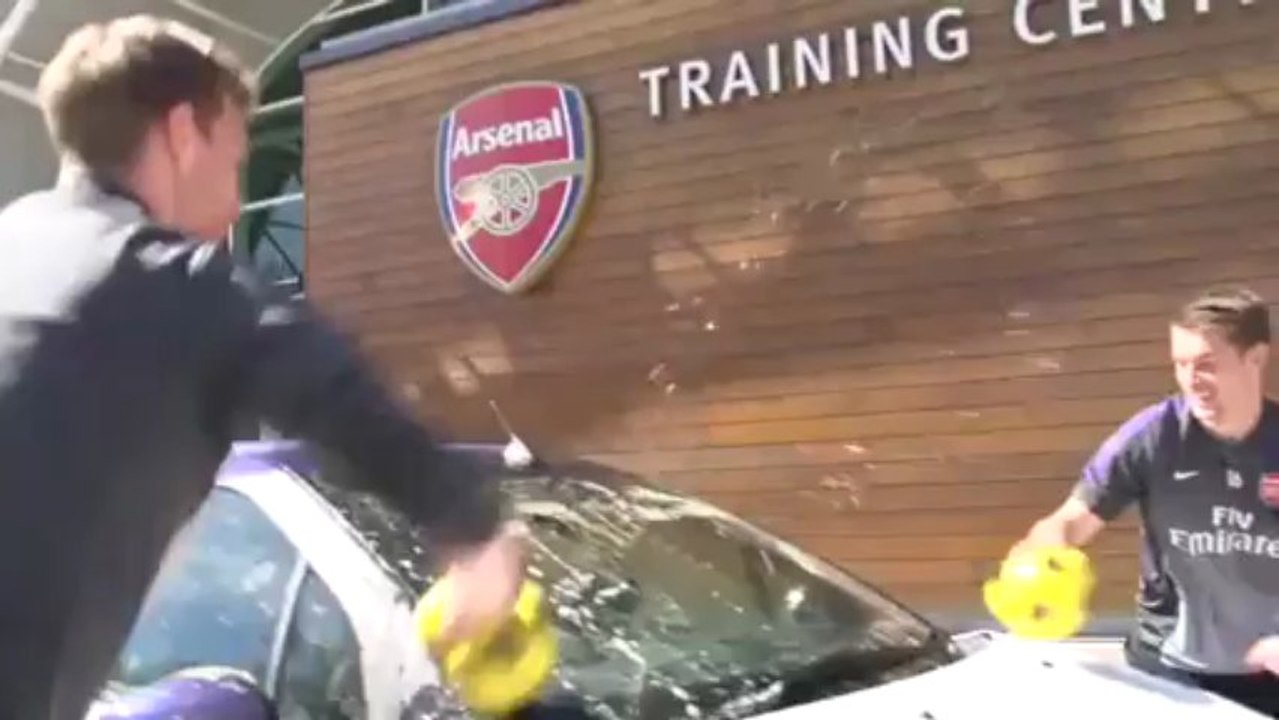 Arsenalli futbolcular araba yıkama işine girdi