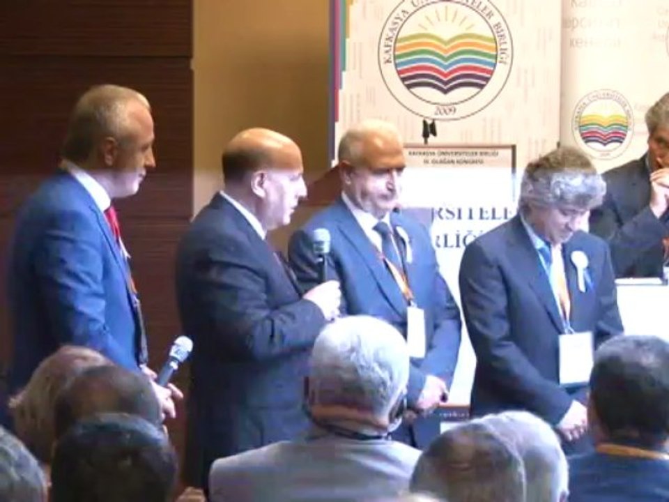 KUNIB III. OLAĞAN KONGRE (20-21 MAYIS 2013 BAKÜ)  PROF. DR. ÖMER ÖZKAN'A YILIN BİLİM ADAMI ÖDÜLÜ VERİLDİ